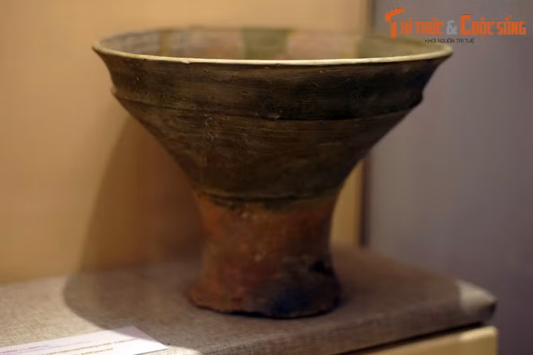 Bình gốm văn hóa Phùng Nguyên. Phùng Nguyên là tên một làng ở xã Kinh Kệm, nay là xã Phùng Nguyên, huyện Lâm Thao, tỉnh Phú Thọ, nơi đầu tiên tìm ra di chỉ của nền văn hóa này.