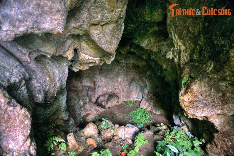 Nhưng số phận phũ phàng vẫn đeo đẳng họ. Một ngày nọ, trong lúc người chồng mải đuổi theo con thú hoang trong rừng, tên trưởng bản độc ác đã tìm đến nơi hai người sinh sống.