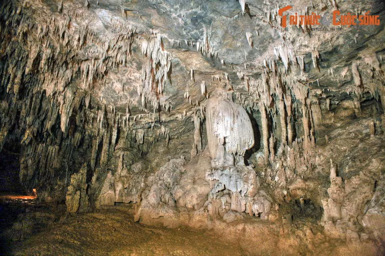 Hắn mang theo hàng tá quân lính, chặn hết các đường thoát. Thị Lài sợ hãi ôm những đứa con đang khóc thét, không còn biết phải làm gì khác ngoài việc cầu xin thần linh giúp nàng và các con thoát khỏi bàn tay kẻ bất lương.