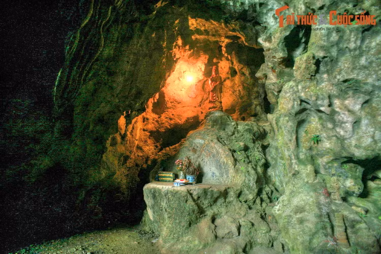 Cảm thương cho mối tình đẹp, thần núi rừng đã tạo ra một ngôi nhà bằng đá giữa chốn hoang sơ. Họ cũng nhau làm nương rẫy, săn bắn, sinh con đẻ cái. Cuộc sống tưởng như sẽ trôi qua êm ả đến cuối đời.