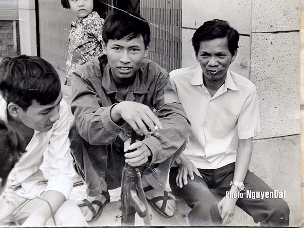 Bức ảnh chụp ngày 1/5/1975 tại khu vực cầu Thị Nghè. Sự ủng hộ của dân chúng là chìa khóa tiên quyết dẫn đến sự thắng lợi của công cuộc thống nhất đất nước.