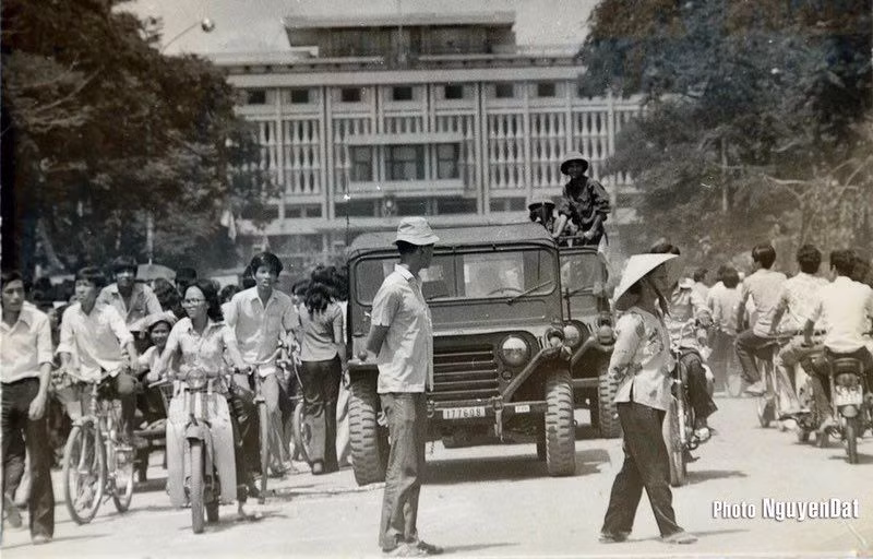 Khung cảnh trước dinh Độc Lập, khoảng 14h chiều 30/4/1975. Dù hòa bình đã được tái thiết, các chiến sĩ giải phóng vẫn nắm chắc tay súng, sẵn sàng ứng phó với những tình huống bất ngờ.
