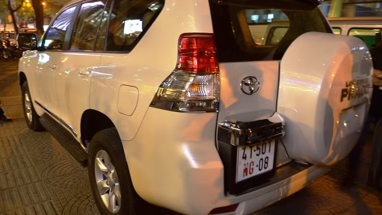 Hàng loạt phương tiện, xe ô tô đỗ trái phép trên vỉa hè, vốn dành riêng cho người đi bộ, đã bị đoàn công tác lập biên bản xử lý với mức phạt 700 nghìn đồng/trường hợp.