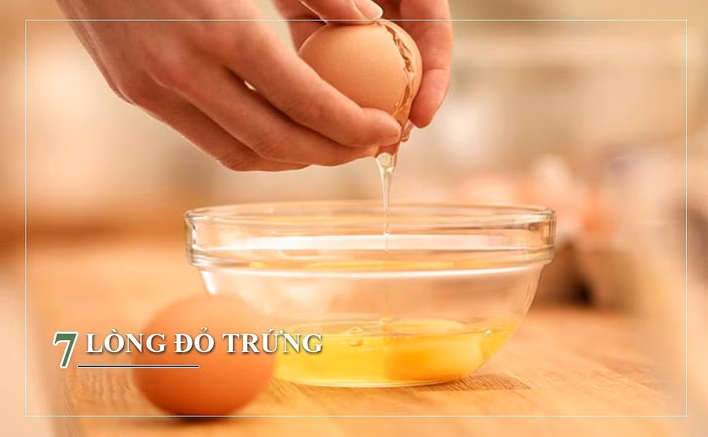 Lòng đỏ trứng chứa lutein giúp chữa lành tóc dễ gãy, hạn chế việc chẻ ngọn và làm bóng tóc. Có thể làm mặt nạ tóc bằng cách trộn hỗn hợp dầu ôliu cùng trứng, đánh đều và ủ trong 20 phút.