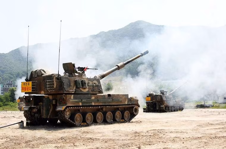 Đặc biệt, K9 sở hữu hệ thống điều khiển bắn kĩ thuật số thông minh. Đó mới chính là tính năng đẳng cấp của K9 Thunder. Theo đó, hệ thống này sẽ cho phép pháo thủ bắn chính xác 3 viên vào cùng một khu vực trong vòng 15 giây. Nghĩa là, máy tính trên xe sẽ tính toán đường đạn của viên thứ 2 và thứ 3 dựa trên viên thứ nhất và tự động chỉnh bắn hai viên pháo này sao cho cả 3 viên chạm mục tiêu “cùng lúc”, giúp tăng cường xác suất tiêu diệt mục tiêu.