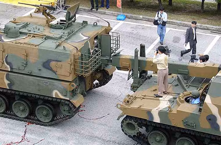 K10 được phát triển trên khung gầm K9 với cầu chuyền tải đạn độc đáo giúp kíp lái không phải ra ngoài mà vẫn chuyển được đạn dự trữ cho pháo. Việc này rất hữu hiệu trên chiến trường, tăng khả năng sống sót cho pháo thủ khi không phải ra ngoài.