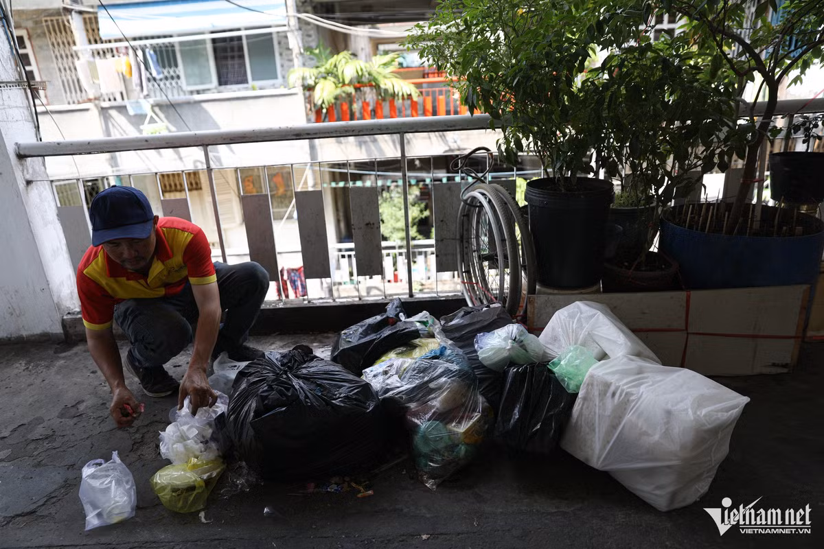 Chung cư cũ này có lối lên xuống duy nhất là cầu thang bộ nên người thu gom rác khá vất vả trong việc mang rác xuống nơi tập kết.