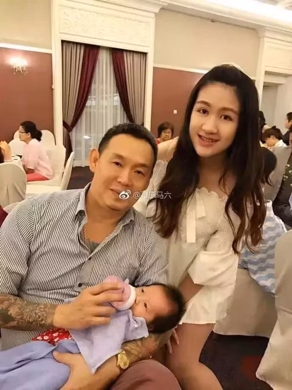 Con gái bị chồng bạo hành, bố vợ điên tiết 'tẩn' con rể ngay giữa đường - Hình 2 Con gai bi chong bao hanh, bo vo dien tiet 'tan' con re ngay giua duong-Hinh-2