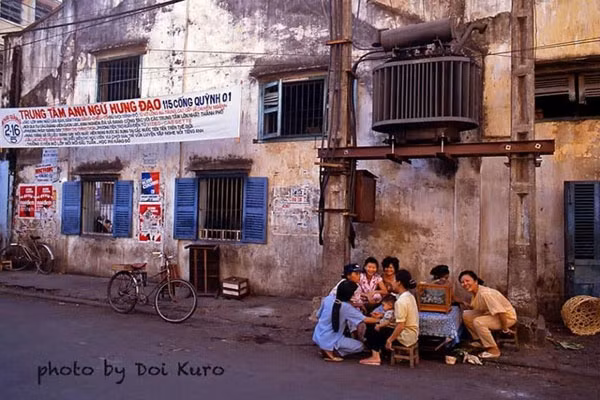 'Xom giang ho' Sai Gon: Vo ban dam tren gac, chong ngoi truoc cua canh chung-Hinh-2