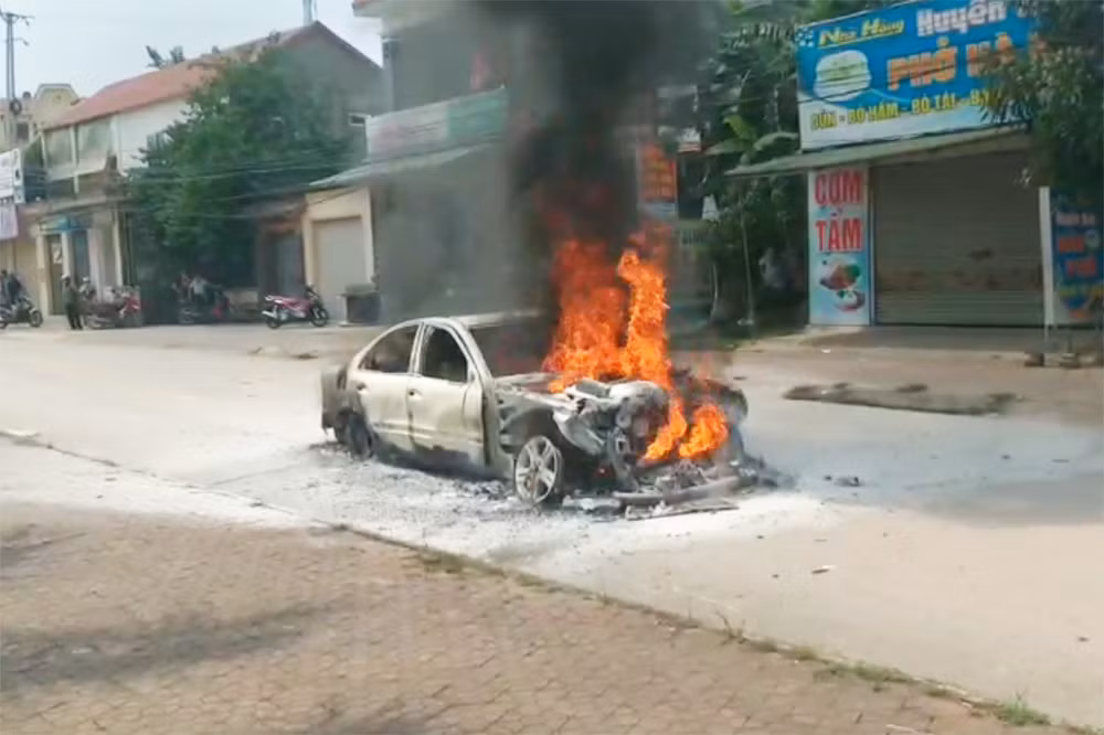 Xe hop bien Ha Noi chay tro khung o Nghe An khi di dam cuoi