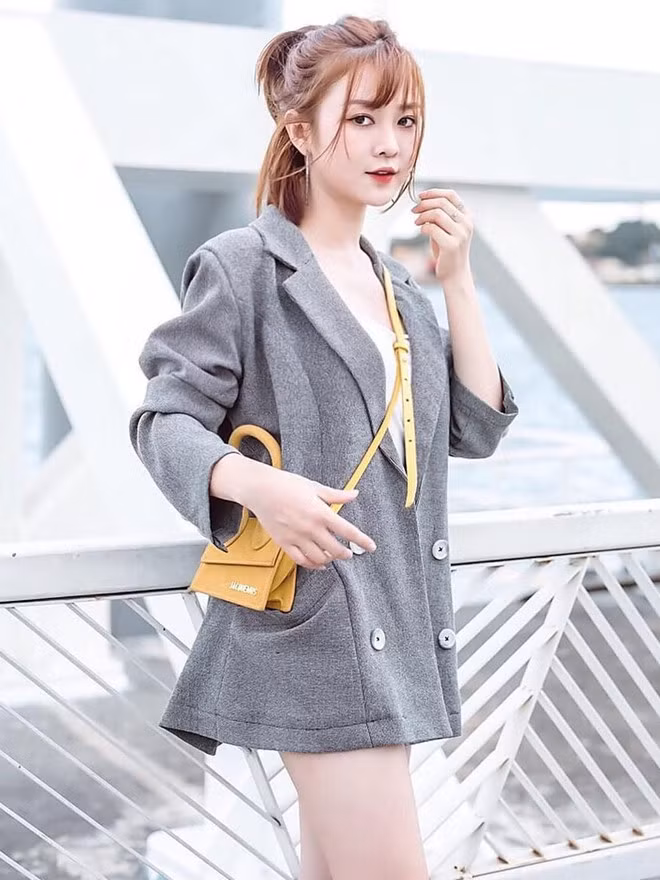 Bên cạnh diễn xuất, hot girl sinh năm 1990 còn làm mẫu ảnh cho nhiều thương hiệu thời trang. 9X hiện sở hữu trang Instagram có gần 1 triệu follow. Cô nàng cũng khá kín tiếng trong chuyện tình cảm khi chưa từng công khai yêu ai.
