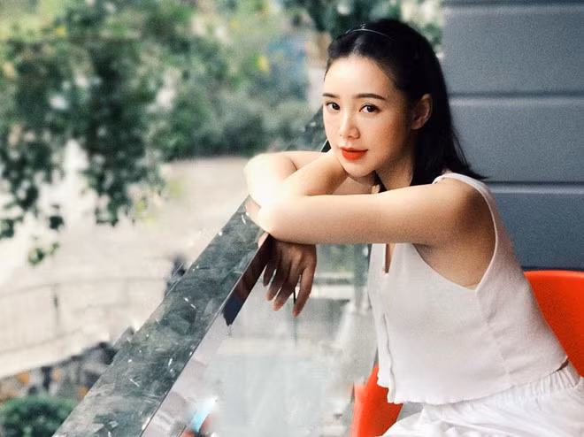 Quỳnh Kool (tên thật Nguyễn Thị Quỳnh) được biết đến là hot girl của loạt sitcom chiếu mạng như "Kem xôi", "Loa phường". Bên cạnh đó, cô gái 24 tuổi còn là gương mặt mẫu ảnh cho nhiều shop thời trang. Năm 2018, tên tuổi của Quỳnh Kool được chú ý hơn sau khi đảm nhận vai diễn Đào - em gái Lan cave trong phim truyền hình đình đám "Quỳnh búp bê". Cựu nữ sinh ĐH Sân khấu và Điện ảnh Hà Nội được khán giả khen diễn tốt, nhập vai. Cô từng khẳng định đây là thời điểm thích hợp để chuyển mình từ danh xưng hot girl sang diễn viên chuyên nghiệp.
