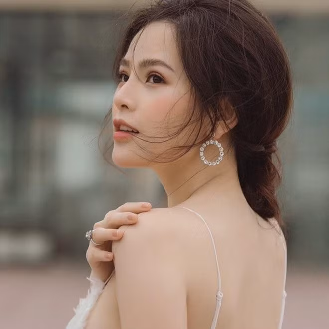 Phi Huyền Trang sinh năm 1988, bắt đầu hoạt động nghệ thuật khi tham gia đóng MV của ca sĩ Khắc Việt hay nhóm The Men. Cô được chú ý hơn khi đóng loạt phim chiếu mạng "Ghiền mì gõ". Bên cạnh đó, 8X được nhớ đến qua vai diễn trong phim truyền hình "Không thể ngừng yêu" (2014), phim điện ảnh "Lời nguyền gia tộc" (2017) với cảnh nóng táo bạo với nam diễn viên Lâm Vissay. Đầu năm 2018, Phi Huyền Trang gây xôn xao dư luận khi đóng cảnh bị nhân vật của Quang Tèo cưỡng hiếp trong phim hài Tết "Tỷ phú đại gia".