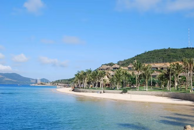 Biển Hòn Tằm ở Nha Trang nước mát trong xanh như màu ngọc bích.