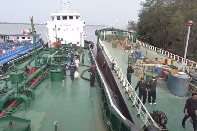 Khởi tố vụ án 200 triệu lít xăng lậu từ Singapore về Việt Nam Khoi to vu an 200 trieu lit xang lau tu Singapore ve Viet Nam