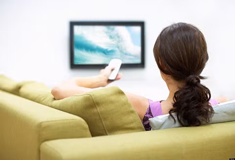 Ngồi hàng giờ trước tivi: Đây được xem là một trong số những thói quen phổ biến gây tổn thương trái tim một cách không ngờ. Ngay cả khi bạn tập thể dục đều đặn, nhưng khi ngồi hàng giờ trước màn hình tivi có thể gây nguy cơ bị đau tim và đột quỵ. Nguyên nhân là do sự thiếu vận động thời gian dài làm ảnh hưởng tiêu cực đến mức độ mỡ và đường trong máu. Hãy đứng dậy và di chuyển ít nhất 15 phút một lần. 