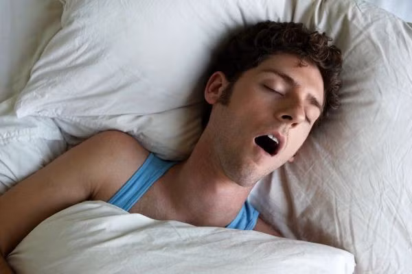 Ngủ ngáy: Thói quen ngủ đêm gây phiền nhiễu này có thể là dấu hiệu của chứng ngưng thở khi ngủ, có liên quan đến huyết áp cao, loạn nhịp tim, đột quỵ và suy tim. Bạn nên đi khám tại chuyên khoa tai mũi họng hoặc tim mạch để hỏi ý kiến bác sĩ và kiểm tra chứng ngưng thở khi ngủ để có biện pháp điều trị giúp bạn nghỉ ngơi tốt hơn.