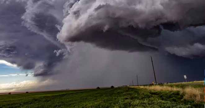 Đây là cơn thịnh nộ của bầu trời trên vùng nông thôn đồng bằng của Cope, Colorado, Mỹ. Những cơn bão có sức mạnh khác nhau, tùy vào nhiều điều kiện tự nhiên và địa lý. Có những cơn bão chỉ mang theo gió và mưa, nhưng cũng có những cơn bão phá hủy mọi thứ mà nó đi qua. Ảnh: Getty Images.