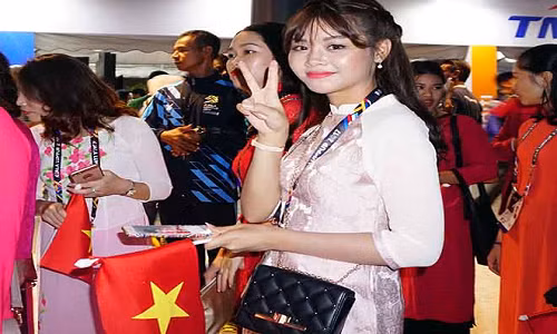 Cán bộ đoàn trẻ trung, xinh đẹp Đặng Thanh Thư mang đến sự hứng khởi cho các VĐV bước vào cuộc tranh tài.