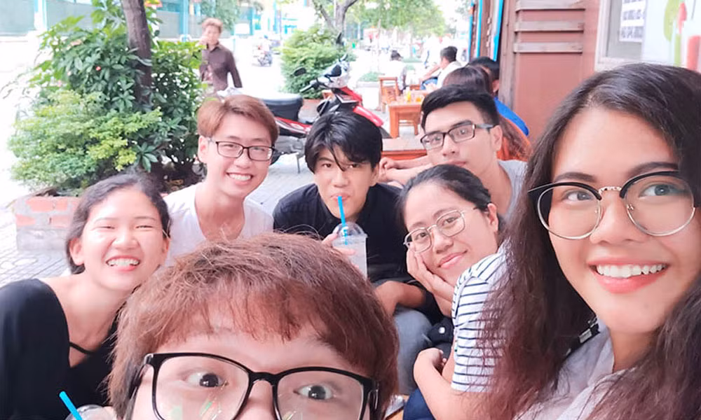 Máy cũng hỗ trợ chế độ chụp chân dung nhóm, cùng lúc nhận diện và xử lý nhiều khuôn mặt.