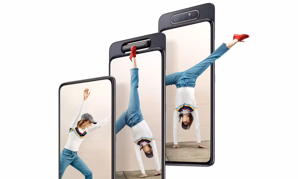 Người dùng truy cập camera selfie bằng cách trượt máy xuống, camera chính lúc này sẽ xoay ngược từ sau ra trước và đảm nhiệm vai trò làm camera selfie.
