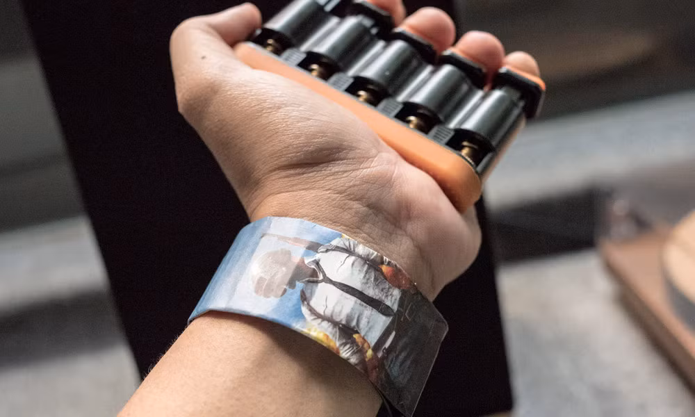 Thiết kế của Paprcuts Watch rất đơn giản: nó là một chiếc vòng tay bằng giấy, có ngàm giữ bằng nam châm. Nếu chỉ nhìn qua loa, người dùng sẽ ngay lập tức nghĩ đây chỉ là một món đồ chơi trẻ em. Và trải nghiệm thực tế, rất nhiều người cho rằng, sản phẩm này giống hệt những chiếc đồng hồ giấy tự làm của trẻ em ngày xưa.