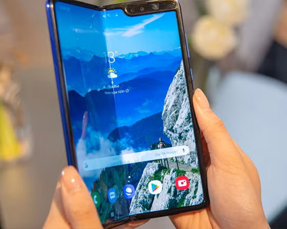 Đình đám nhất có lẽ là sự ra đời của Samsung Fold. Gã khổng lồ Hàn Quốc đã tung ra một chiếc điện thoại màn hình gập cong làm đôi. Tuy nhiên khi vừa phát hành, mẫu smartphone này đã gặp phải rất nhiều lỗi liên quan tới cơ chế gập chưa hoàn chỉnh. Từ vị thế dẫn đầu, Samsung Fold trở thành một quả bom xịt khiến chúng ta liên tưởng về cuộc đại khủng hoảng khiến hãng công nghệ xứ sở Kim Chi phải lao đao khốn đốn, vì lỗi cháy nổ pin do mẫu Note 7 gây ra năm nào.