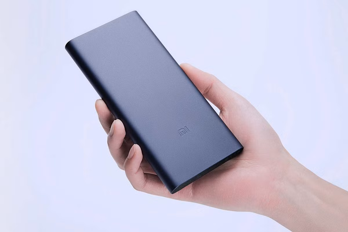 Đi cùng với các thiết bị di động, nhất thiết kèm theo là một cục sạc dự phòng chất lượng tốt. Hiện nay trên thị trường, có rất nhiều hãng cung cấp pin di động: Xiaomi, Pisen, Rosmoss, Hoco… với dung lượng khủng 10.000 – 20.000 mAh, cùng mức giá rất dễ chịu, chỉ dưới 500.000 đồng. Thậm chí nhiều cửa hàng còn khuyến mãi tặng kèm khi mua điện thoại.
