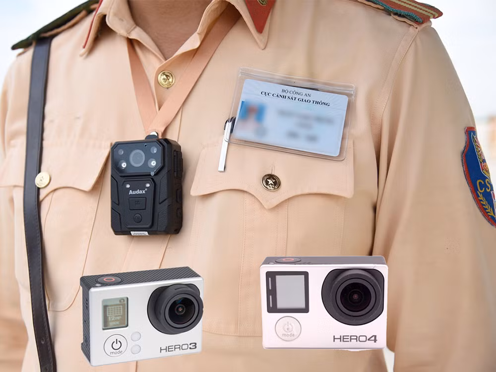 Mẫu camera gắn ngực của CSGT có tên mã: Audax Chest Camera 2019. Tuy nhiên, cấu hình của thiết bị này chỉ tương đương với các mẫu camera hành trình GoPro Hero 3 hoặc Hero 4, ra đời từ những năm 2014 – 2015.