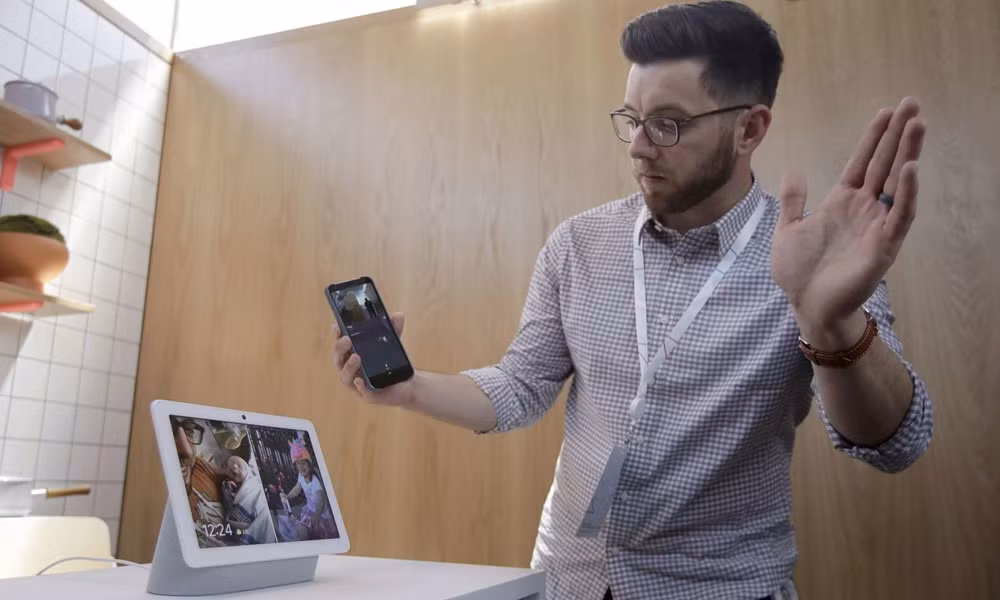 Google cũng đồng thời thông báo: “Bảo mật và quyền riêng tư là nguyên tắc cốt lõi của Pixel. Dữ liệu dùng để mở khóa gương mặt cho điện thoại Pixel 4 nào, sẽ chỉ được lưu giữ tại con chip bảo mật Titan M trên chính thiết bị đó. Chúng tuyệt đối sẽ không rời khỏi bộ nhớ trong, để tải lên đám mây, hay chia sẻ với bất kỳ bên nào khác, kể cả chính các dịch vụ của Google.”