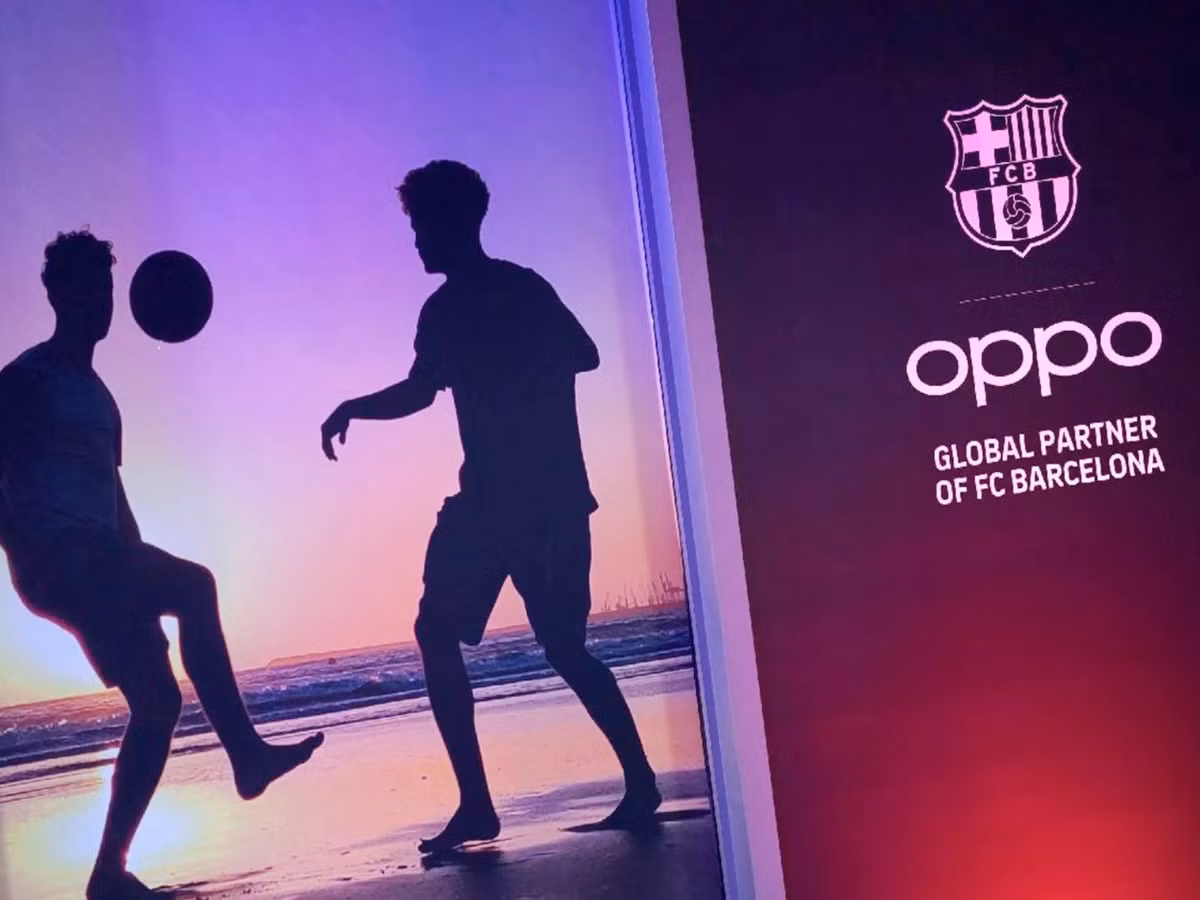Oppo cho biết hãng sẽ không phân phối Oppo Reno 10x Zoom phiên bản FC Barcelona trên toàn thế giới, mà chỉ có tại một số nước châu Âu, như: Tây Ban Nha, Pháp, Hà Lan. Tuy nhiên tại Việt Nam, nhiều cửa hàng đã rao bán máy với giá 20,9 triệu đồng.