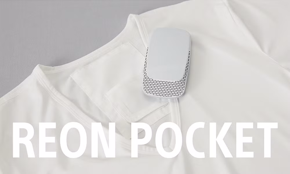 Chiếc điều hòa gắn người này có tên là Sony Reon Pocket. Nó có thể giúp người dùng giảm nhiệt trong những ngày nắng, giữ ấm trong những ngày lạnh và làm khô những khi trời nồm ẩm.