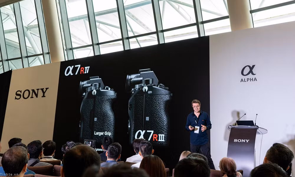 Sony A7R4 có hiệu suất làm việc rất ấn tượng, khi đạt tốc độ chụp liên tiếp 10 hình mỗi giây và quay phim chất lượng 4K HDR cùng với khả năng lấy nét liên tục theo thời gian thực. Nhiều cải tiến tối tân khác cũng được Sony tích hợp lên mẫu máy này, nhằm đảm bảo độ phân giải ảnh cao nhưng tốc độ xử lý cũng rất nhanh.