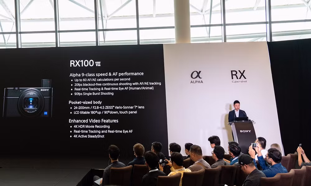 Đây là một “cải lùi” khi chiếc RX100 thế hệ 6 trước đó vốn cho tốc độ chụp tối đa là 24 hình mỗi giây, tuy nhiên chiếc mark 7 này đã loại bỏ được hiệu ứng blackout – màn hình chớp nháy đen mỗi khi chụp. Hệ thống lấy nét tiếp tục được Sony cải tiến chỉ còn 0.02 giây nhờ 357 điểm lấy nét theo pha kết hợp cùng 425 điểm lấy nét nhận diện tương phản.