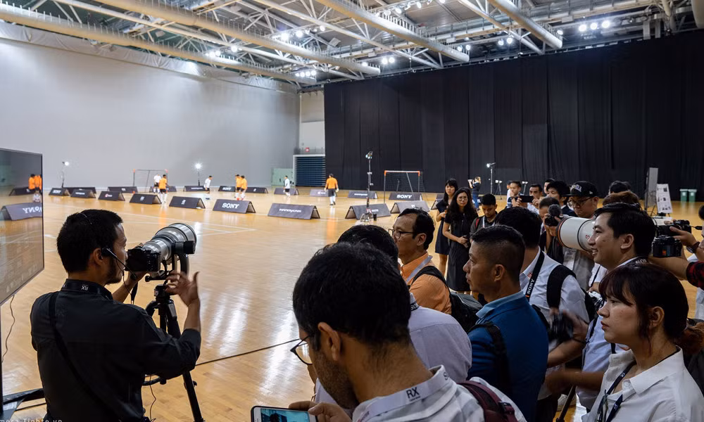 Sự kiện ra mắt hai mẫu máy 7R4 và RX100VI được Sony tổ chức tại sân vận động quốc gia Singapore. Có rất nhiều khu vực set up theo các thể loại ảnh khác nhau, để người dùng trải nghiệm: chụp thể thao, chụp sân khấu, chụp thời trang studio…