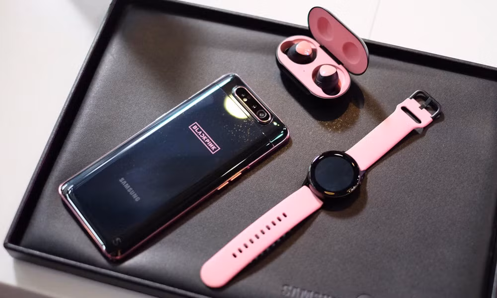 Chiếc Galaxy A80 được trang bị cụm 3 camera trượt độc đáo. Máy được tích hợp con chip SnapDragon 730G, Ram 8GB, bộ nhớ trong 128GB. Màn hình của A80 được thiết kế theo phong cách tràn viền vô cực, kích cỡ 6,7” độ phân giản FullHD+.
