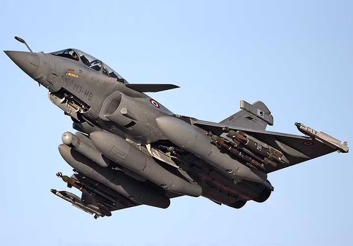Rafale thường mang theo vũ khí hỗn hợp cả không chiến và tấn công mặt đất trong mỗi nhiệm vụ.