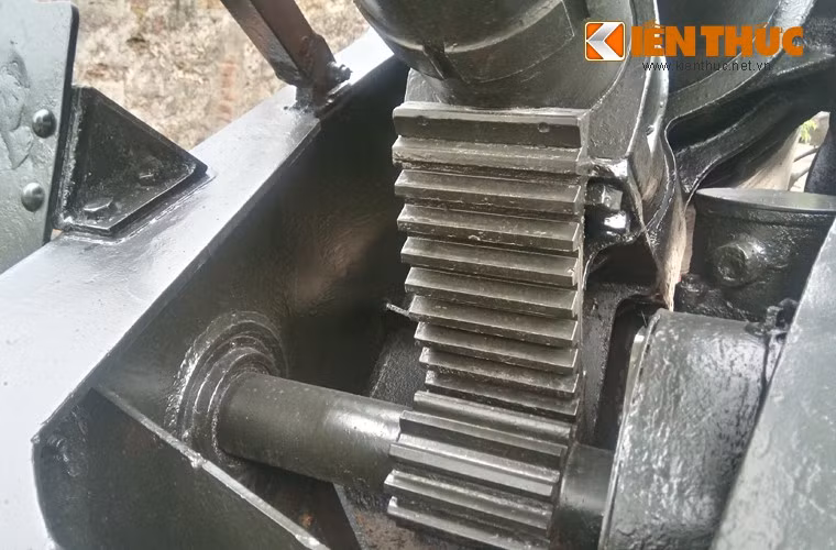 Góc nâng hạ nòng -2 độ đến +63 độ.