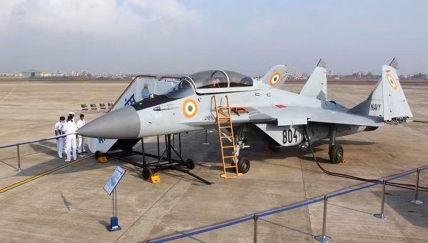 Theo Sohu, lệnh trừng phạt của Mỹ đối với việc Ấn Độ mua Su-35S và S-400 của Nga vẫn có thể hiểu được, nhưng việc Mỹ cấm Ấn Độ sắm thêm MiG-29 là thật sự khó hiểu vì trong biên chế Không quân Ấn Độ từ lâu cũng đã có loại tiêm kích này. Nếu thực sự cần tìm một lý, thì rõ ràng rằng việc Ấn Độ chọn MiG-29 thay cho một máy bay chiến đấu khác của Mỹ đã khiến người “đồng minh khó tính” cảm thấy tự ái.