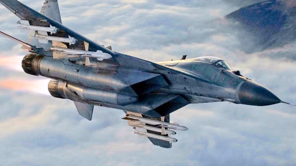 Theo phân tích của các chuyên gia quân sự, họ tin rằng việc Ấn Độ từ chối tiêm kích F-16 của Mỹ để lên kế hoạch mua MiG-29 Nga đã khiến Washington cảm thấy bị xúc phạm, dẫn đến quyết định bổ sung lệnh trừng phạt.