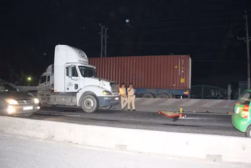 9. “Đấu đầu” container, một người đàn ông tử vong Khoảng 20h ngày 7/8, tại khu vực cây xăng Tân Vạn (QL1A, Bình Thắng, Dĩ An, Bình Dương), tài xế Vũ Thanh Phong (31 tuổi, Diễn Châu, Nghệ An) điều khiển xe container BKS 57M – 2998 hướng từ TP.HCM đi Đồng Nai. Khi gần tới khu vực cây xăng Tân Vạn, bất ngờ một người đàn ông lao ra đường, chắn trước đầu xe container. Do không kịp xử lý tình huống, chiếc xe container đã húc văng người đàn ông này khiến nạn nhân tử vong tại chỗ.