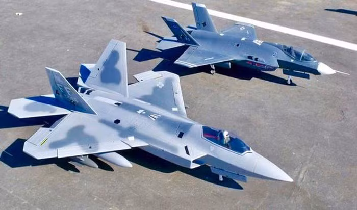 Phiên bản gần đây nhất của S-400 sử dụng thiết bị kỹ thuật số tối tân, bộ vi xử lý thế hệ mới, tăng cường tốc độ của máy tính và radar. Điều này tạo cơ hội cho giới truyền thông Nga khẳng định S-400 có thể tiêu diệt máy bay tàng hình Mỹ.