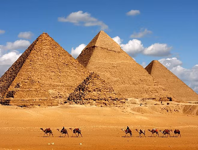 Kim tự tháp Giza (Ai Cập): Công trình hoàn thành năm 2504 trước công nguyên này là cấu trúc nhân tạo cao nhất thế giới trong hơn 3.800 năm.