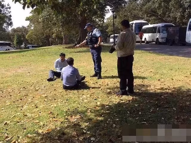 Năm 2016, cảnh sát thành phố Sydney đã bắt giữ hai người đàn ông đều là khách du lịch, đến từ Trung Quốc vì hành vi tiểu tiện bừa bãi ngay tại khu vườn thực vật Hoàng gia trong khi nhà WC công cộng nằm cách đó chỉ khoảng 3 phút đi bộ.