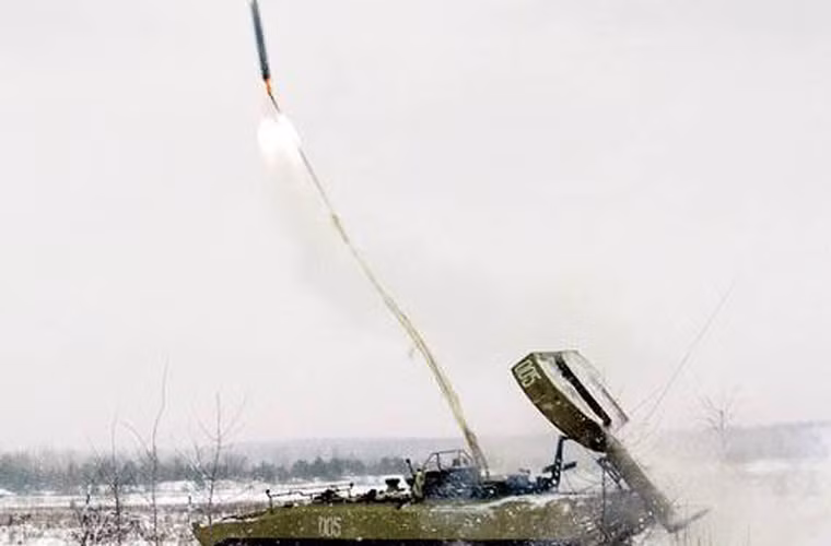 Để làm nhiệm vụ đặc biệt đó, xe phá mìn UR-77 được trang bị những viên đạn rocket đặc biệt, kéo theo dây dẫn buộc thuốc nổ TNT tạo ra các vụ nổ liên tiếp nhằm kích hoạt bãi mìn. Nguồn ảnh: Popmech.ru