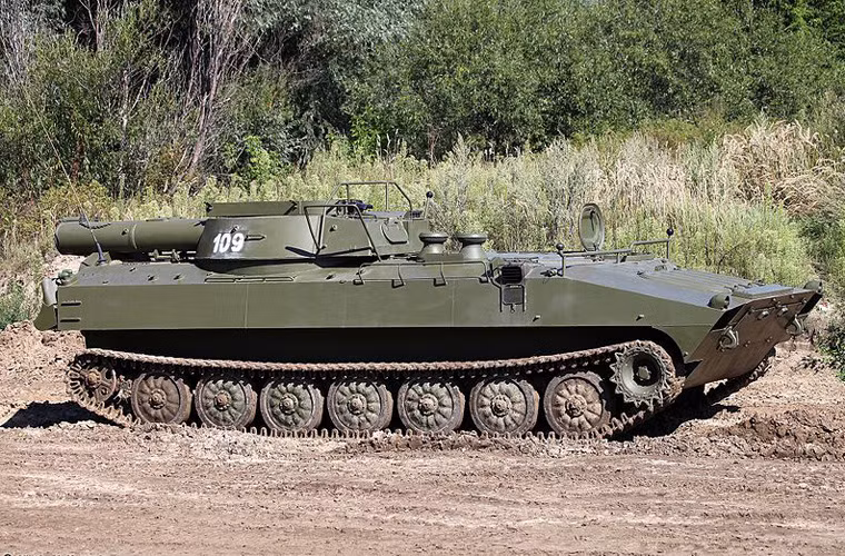 UR-77 Metorit là hệ thống phá mìn tự hành được phát triển trên khung gầm pháo tự hành 2S1 Gvozdika với nhiệm vụ triển khai cửa mở và hành lang đi qua các trận địa mìn trong chiến đấu tấn công. Mặc dù UR-77 không sử dụng để phá mìn chống bộ binh, nhưng xe phá mìn có khả năng quét sạch tất cả các loại mìn có trên trận địa, bao gồm cả các loại mìn nén nổ Mỹ М14, tao thành một hành lang rộng đến 14 m. Nguồn ảnh: Wikipedia