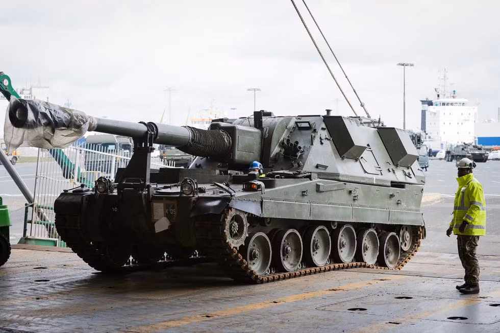 So với 2S19 Msta-S của Nga, AS-90 không nổi tiếng lắm khi chỉ có 179 khẩu được chế tạo chỉ dành cho Quân đội Anh. Đây là cỡ pháo tự hành lớn nhất của Anh, với nòng 155mm L31 có thể bắn 3 viên trong 10 giây, 6 viên trong một phút với tốc độ bắn nhanh hoặc duy trì 60 phút tốc độ bắn 2 viên/phút. Tầm bắn của pháo đạt 24,9km, liều tăng tầm lên 30km. Nguồn ảnh: QQ