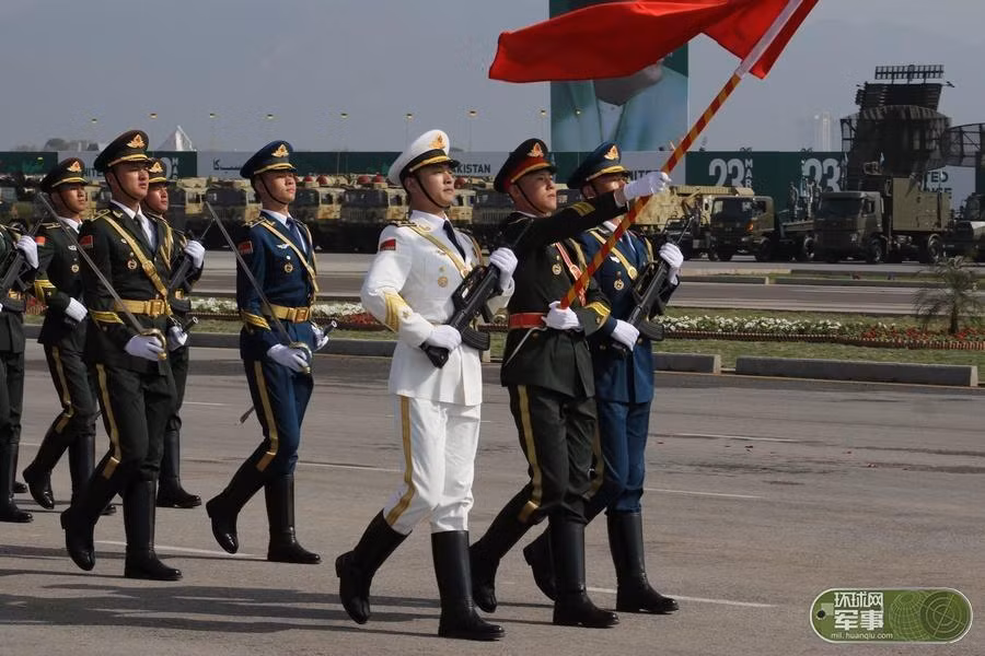 Cuộc duyệt binh của Quân đội Pakistan cũng sẽ là lần đầu tiên có quân đội nước ngoài tham gia. Trong ảnh, đội hình hỗn hợp Quân đội Trung Quốc tổng duyệt ở Pakistan. Nguồn ảnh: Hoàn Cầu