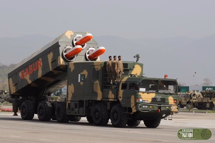 Ngoài ra, Pakistan cũng tự phát triển thành công tên lửa hành trình tầm xa phóng từ đất liền hoặc từ tàu ngầm. Trong ảnh là bệ phóng tự hành hệ thống tên lửa hành trình Babur có tầm bắn 450-700km tùy phiên bản. Nguồn ảnh: Hoàn Cầu