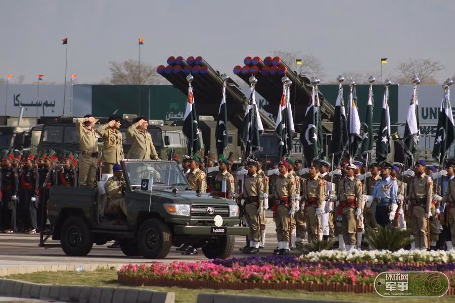 Cuộc tổng duyệt diễu duyệt binh của Quân đội Pakistan diễn ra cách đây vài ngày để chuẩn bị cho sự kiện chính thức sẽ diễn ra vào ngày hôm nay (23/3). Trong cuộc duyệt binh này, Quân đội Pakistan tiến hành khoe hàng loạt vũ khí tối tân nhất nước này. Nguồn ảnh: Hoàn Cầu
